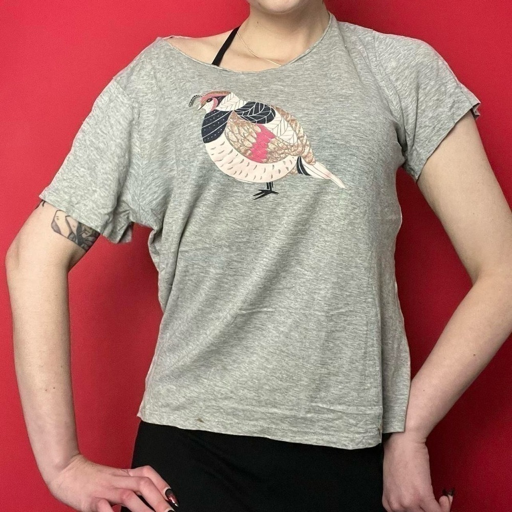 Loose grey top with bird graphic 🩶🩷​​​​​​​​​​​​​​​